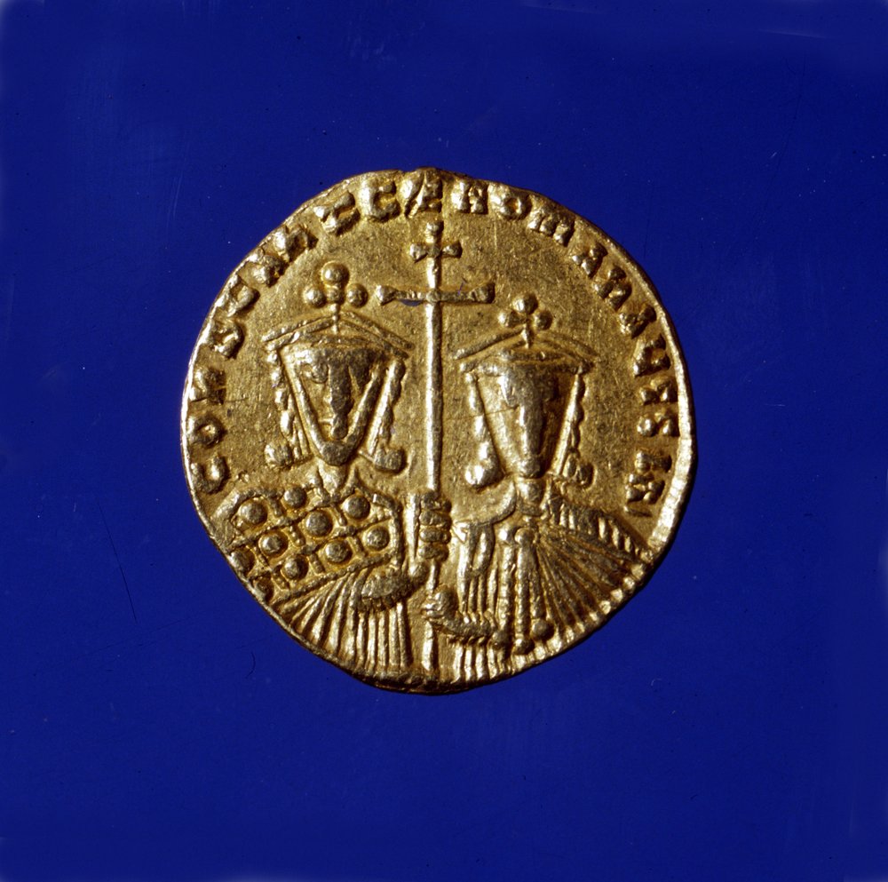 Gold coin with the effigy of Emperors Constantine VII Porphyrogenet and ...