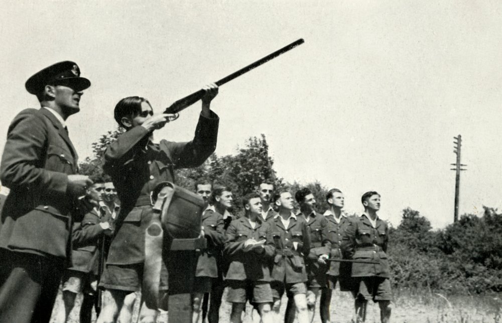 RAF personnel learning to fire guns during the Second World War