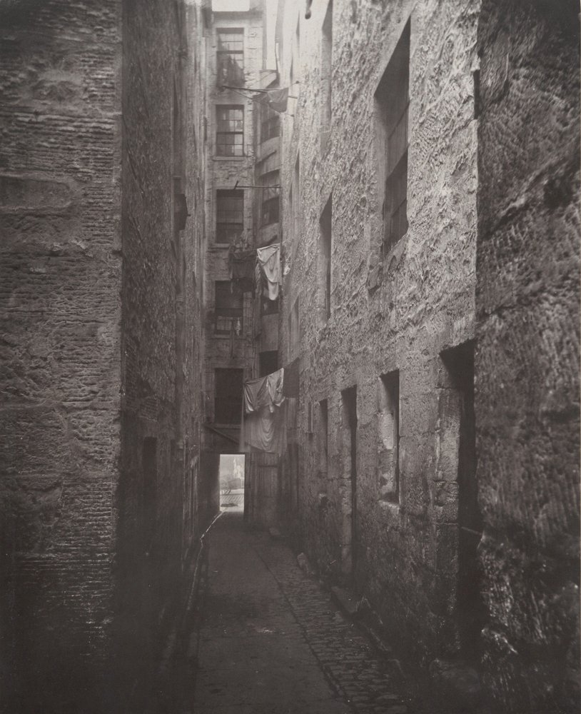Close No. 148 High Street by Thomas Annan