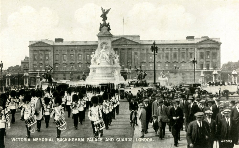 Victoria Memorial, Buckingham Palace and Guards, London by Unbekannt