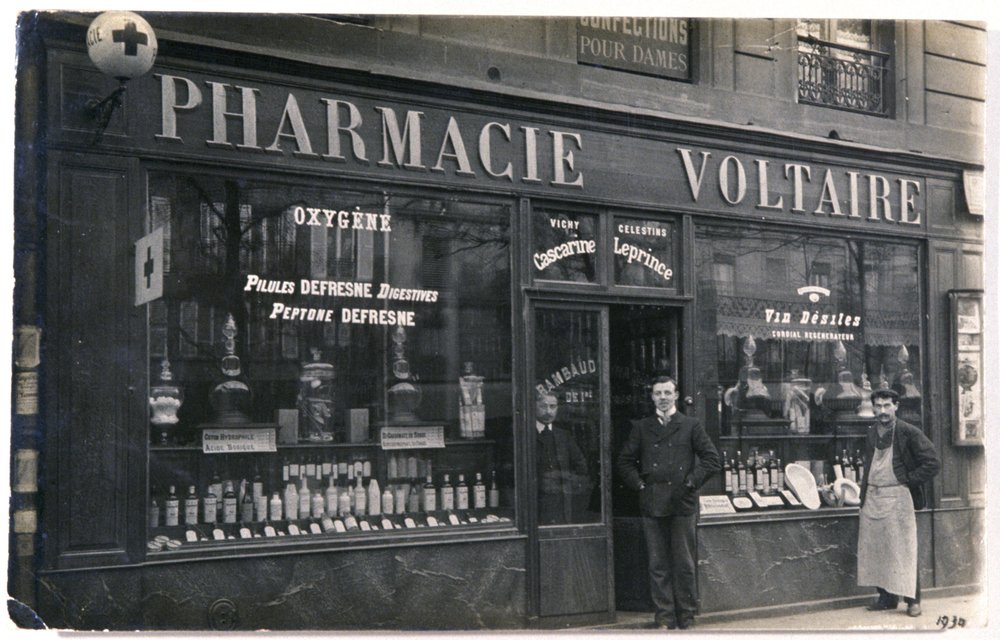 Pharmacy in Paris by Unbekannter Künstler