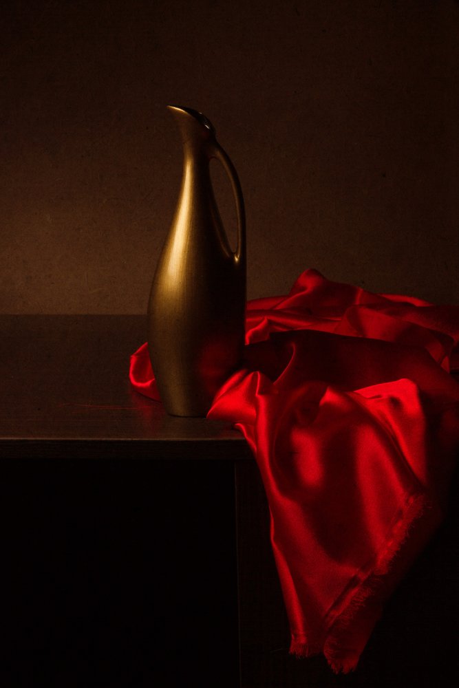 Golden Pitcher Red Drape von magnola