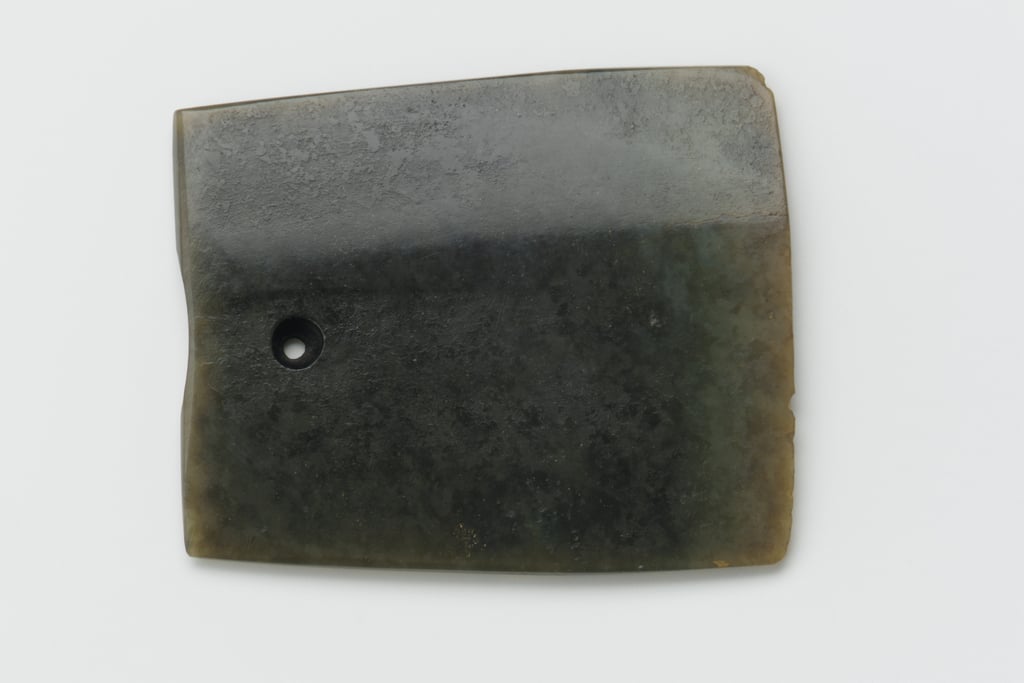 Portion of a chang, Shang or Western Zhou dynasty (jade)