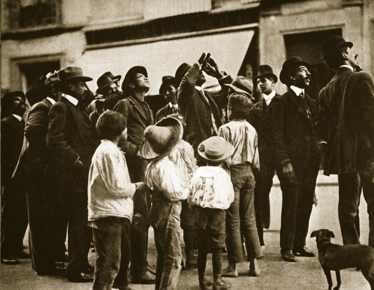 A street crowd in Mexico City observing Halley