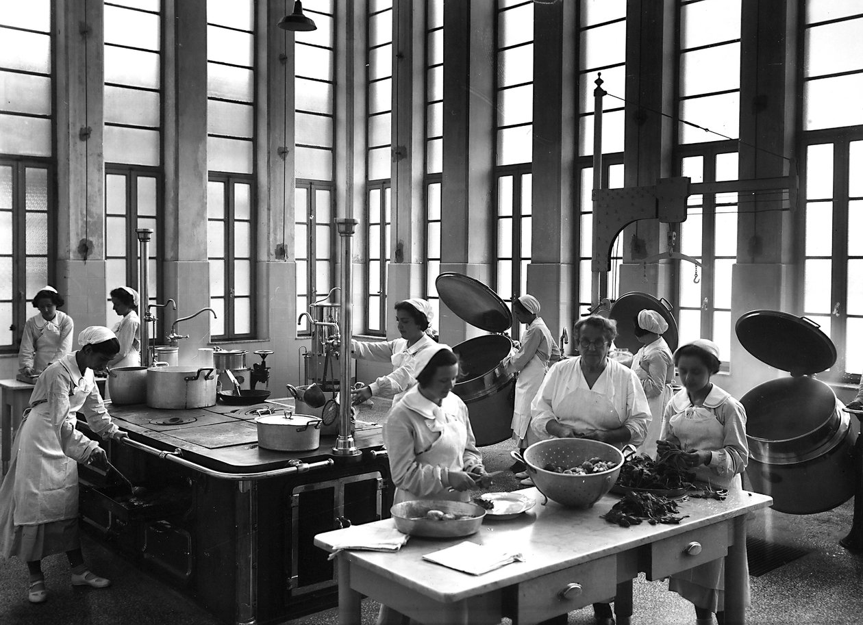 Villa Rosa Maltoni Mussolini: cooks preparing meals by Fratelli Alinari