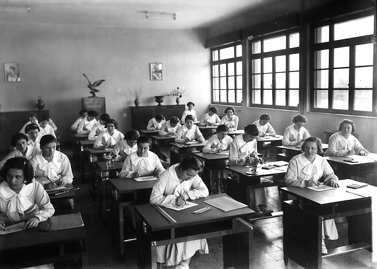 Villa Rosa Maltoni Mussolini: female students during a drawing lesson by Fratelli Alinari