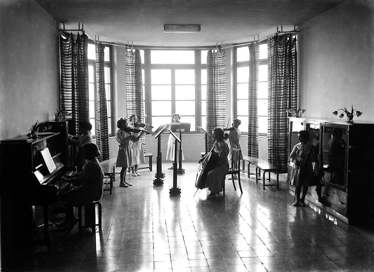 Villa Rosa Maltoni Mussolini: female students during a music lesson by Fratelli Alinari