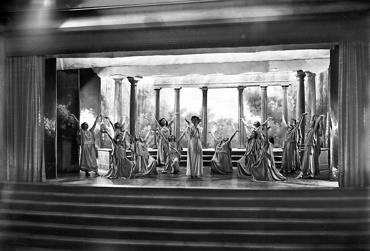 Villa Rosa Maltoni Mussolini: female students performing by Fratelli Alinari