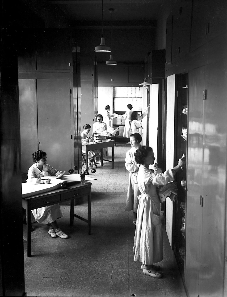 Villa Rosa Maltoni Mussolini: female students tidying up the laundry by Fratelli Alinari