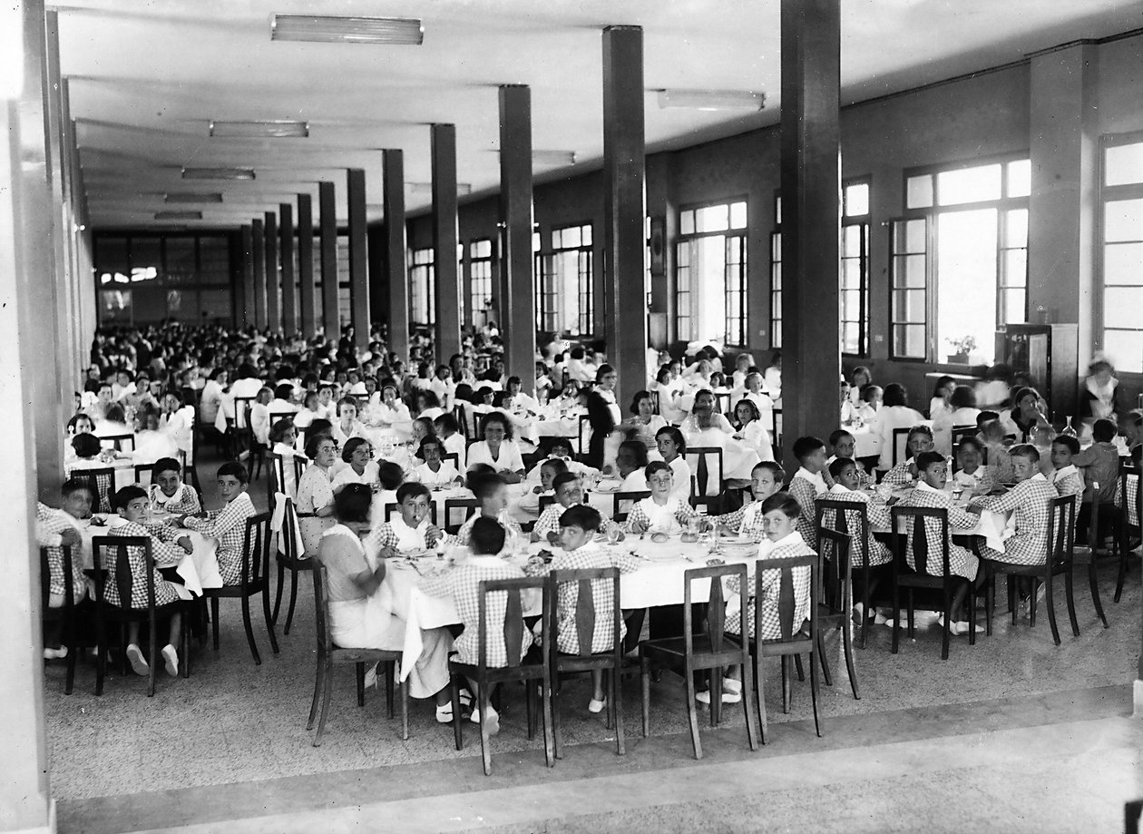Villa Rosa Maltoni Mussolini: mealtime in the refectory by Fratelli Alinari