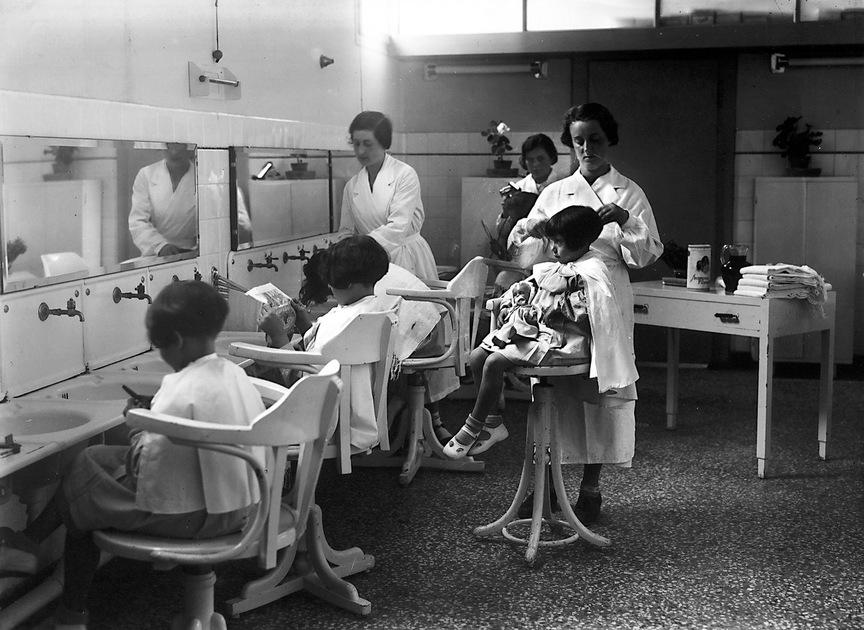 Villa Rosa Maltoni Mussolini: young girls having their hair cut by Fratelli Alinari