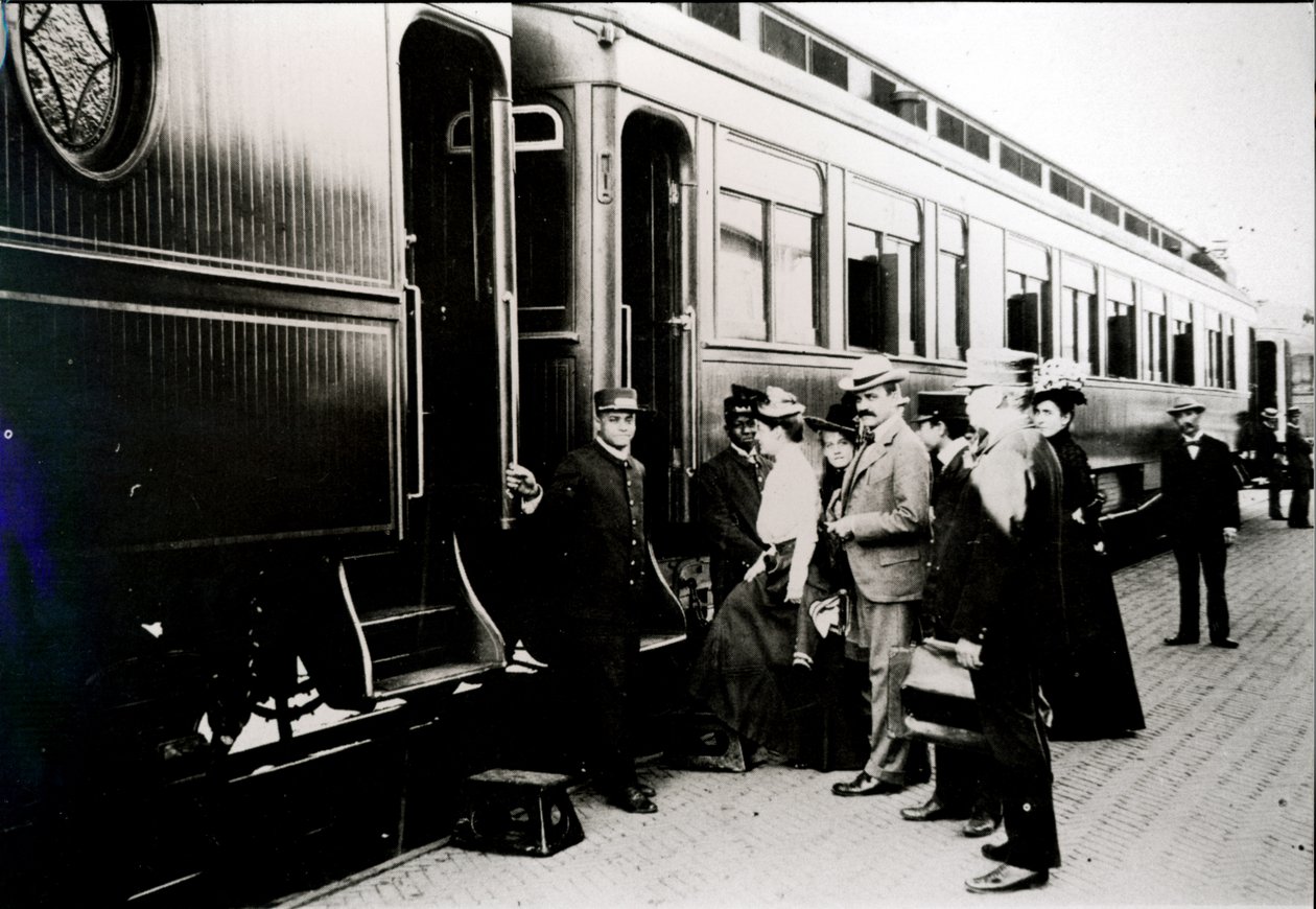 Passengers boarding a first class Pullman car of the Chicago, Burlington & Quincy Railroad in 1910 by American Photographer