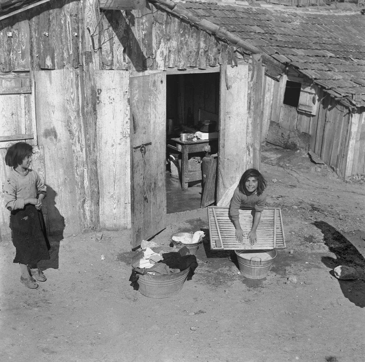 Children Wash the Cloth, Crotone by Ando Gilardi