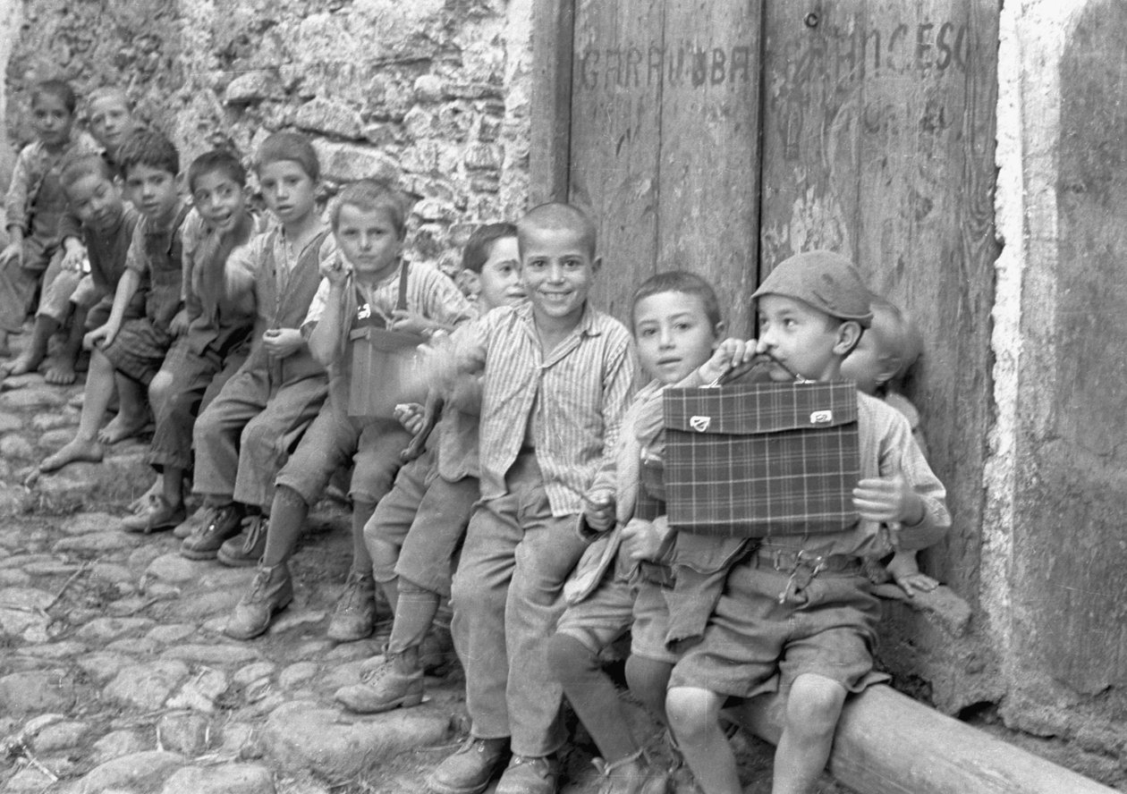 Waiting for the School, Melissa by Ando Gilardi