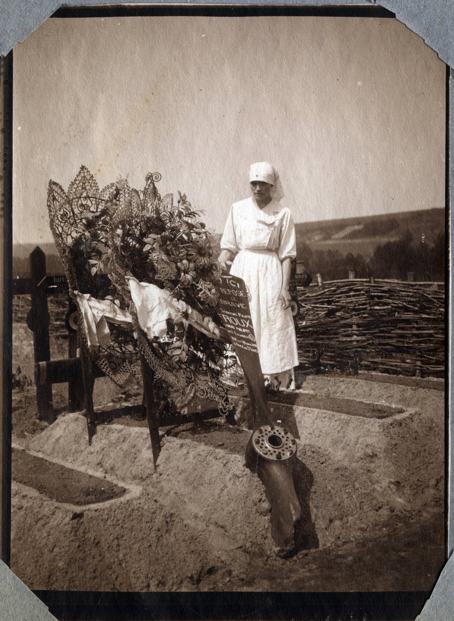 First World War 1914-1918: nurse (Therese Pavillou?) in a blouse on the grave of French pilot sergeant Roux, who died at the age of 21, at Couville, Manche, Lower Normandy, France. Anonymous photograph July 1917. Private collection, Stella by Anonymous Anonymous