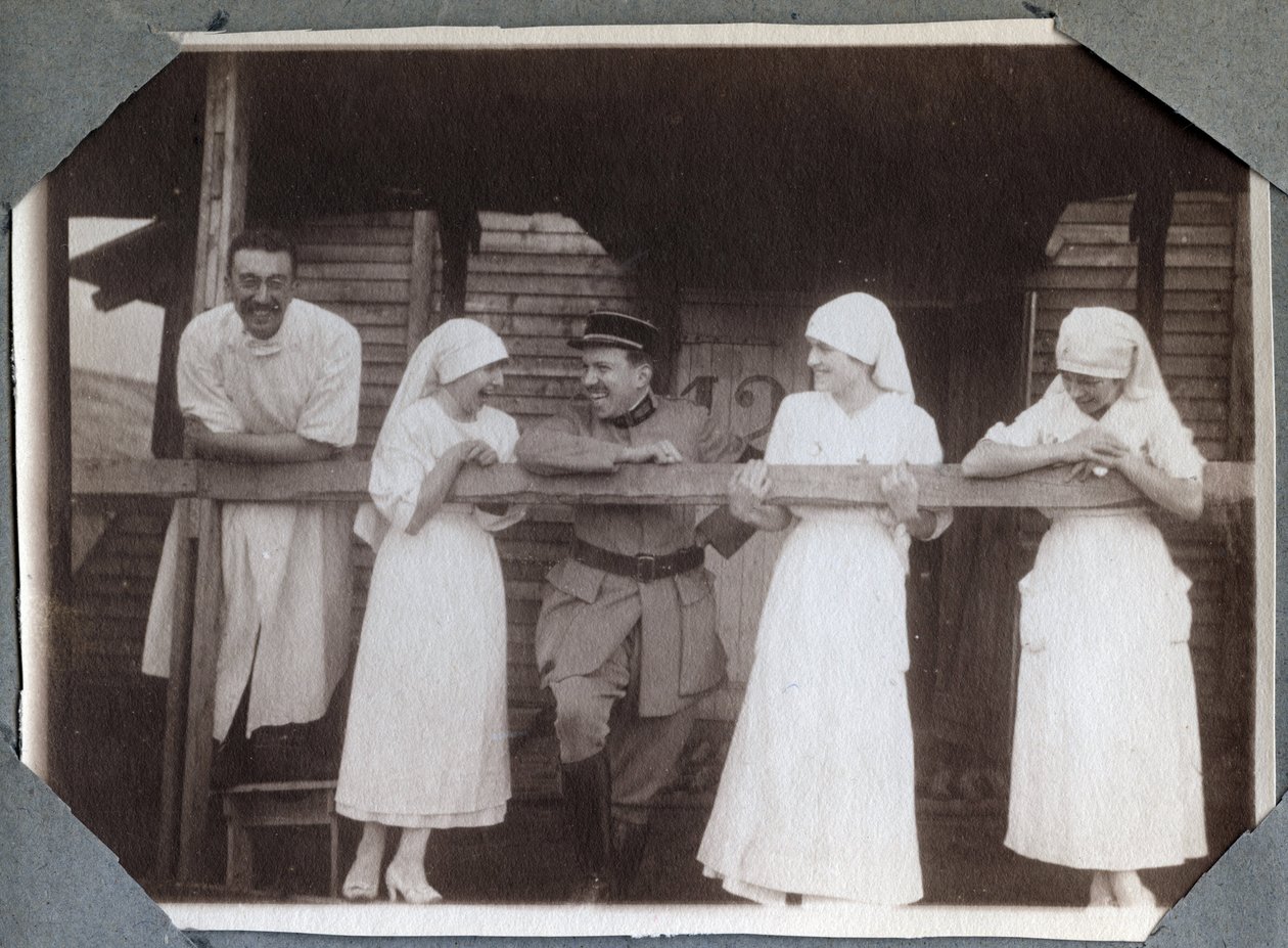 First World War 1914-1918: nurses in a funny blouse with soldiers and a doctor in Couville, Manche, Lower Normandy, France. Anonymous photograph July 1917. Private collection, Stella by Anonymous Anonymous