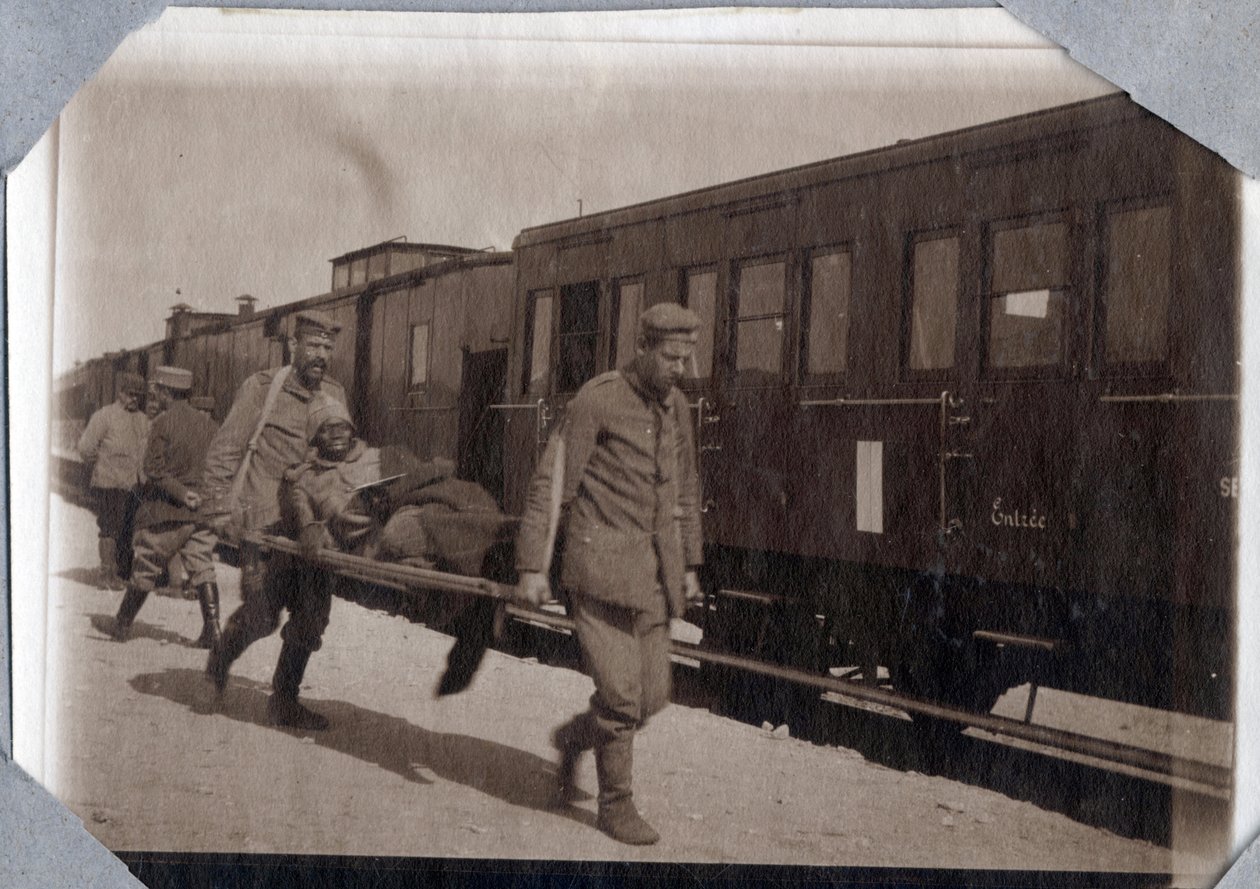 First World War 1914-1918: soldier wounds and stretchers in a station in the English Channel, Lower Normandy, France. Anonymous photography May 1917. by Anonymous Anonymous