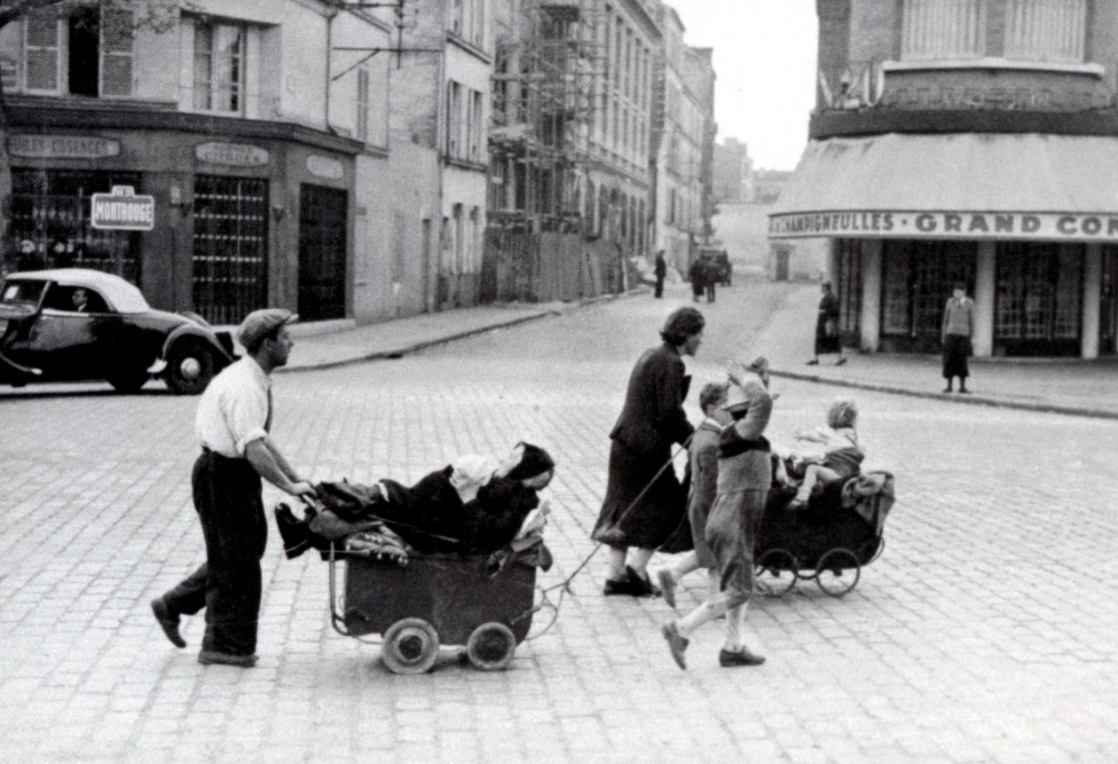France June 1940: Exodus of the population at the Porte d'Orleans in ...