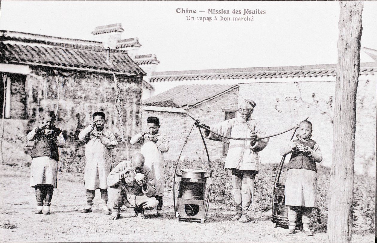 Jesuites mission providing cheap meals in China. Photograph of the early 20th century by Anonymous Anonymous