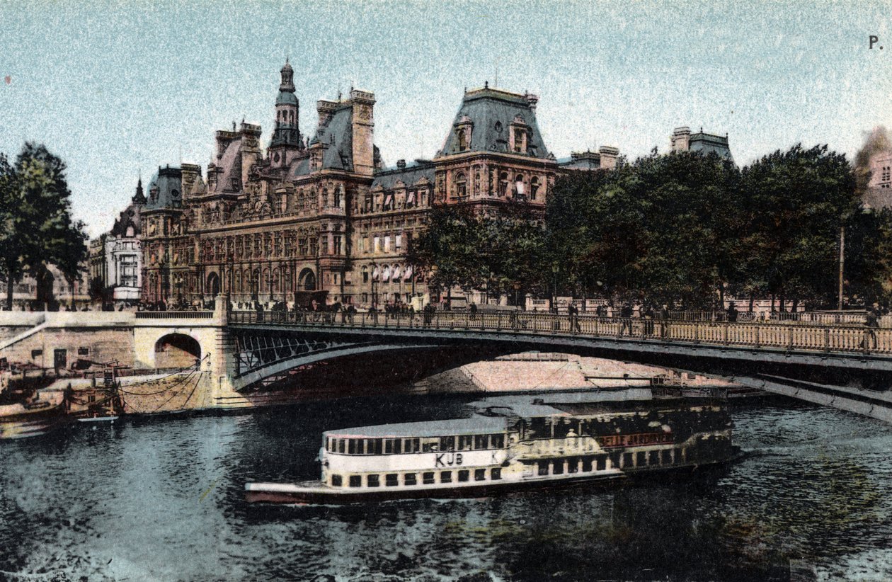 Paris: view of the Hotel de Ville and the Pont d
