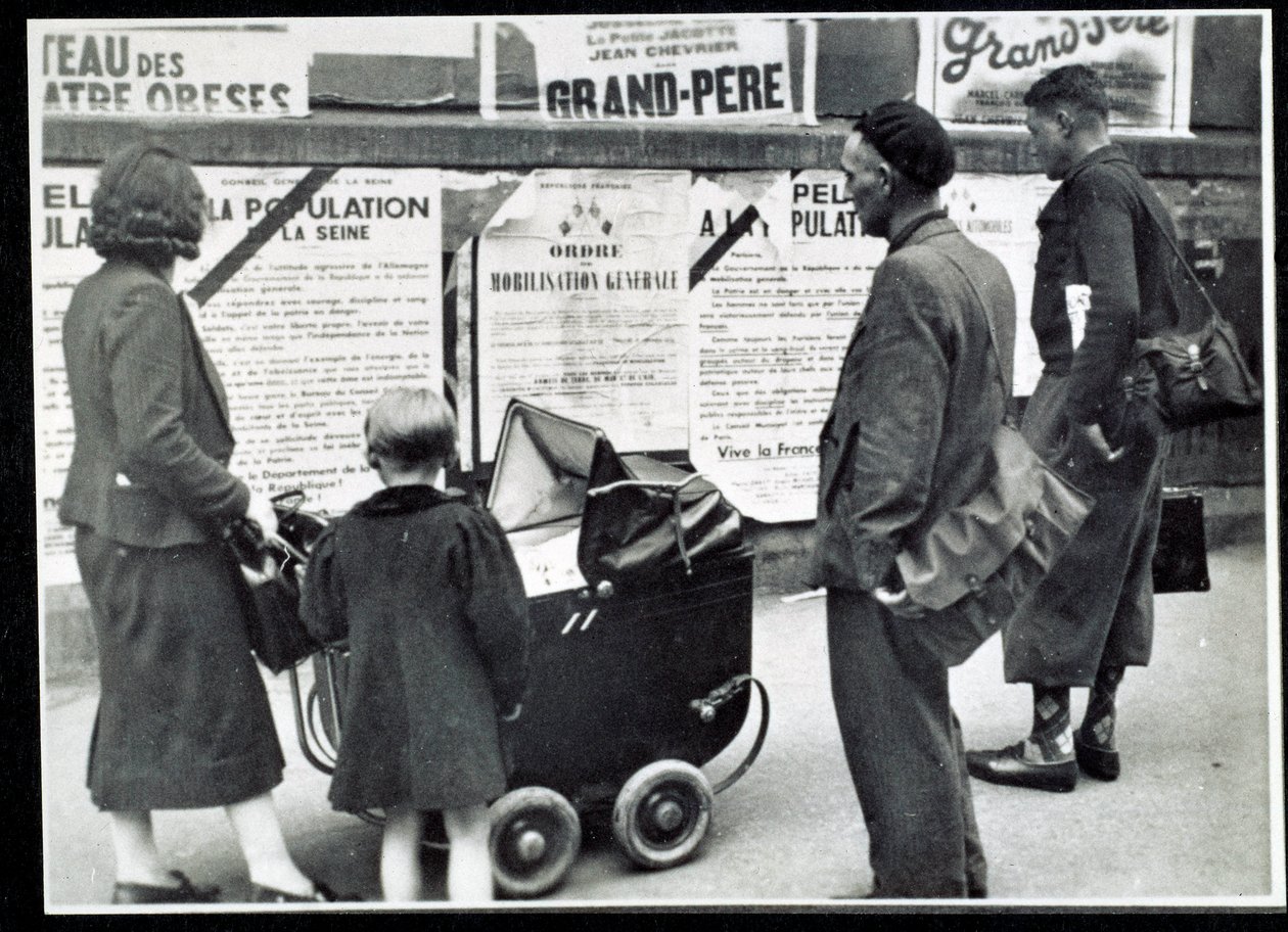 Second World War: Passers-by read the mobilization posters in September 1939 by Anonymous Anonymous