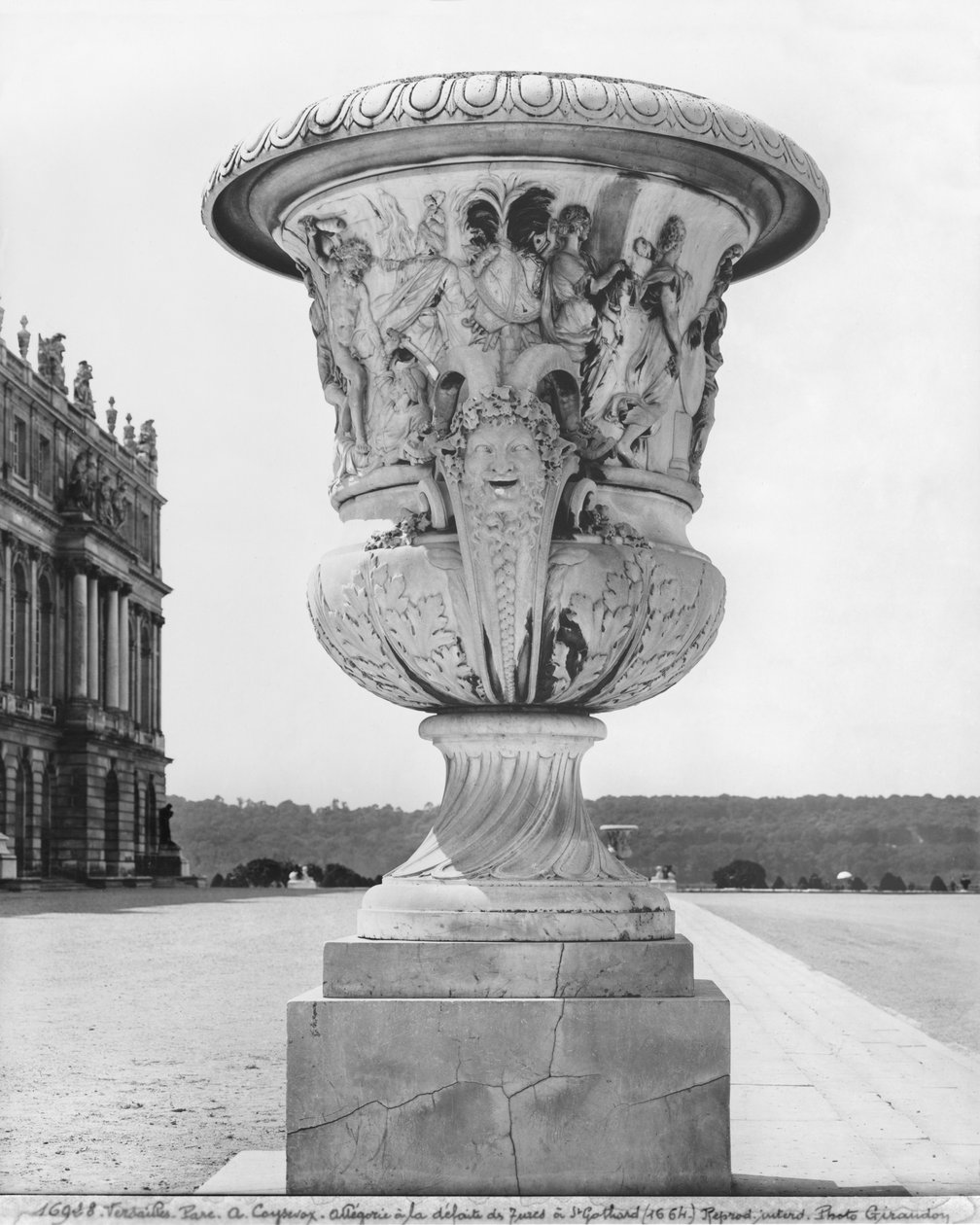Monumental vase, allegory of the defeat of the Turks by the King