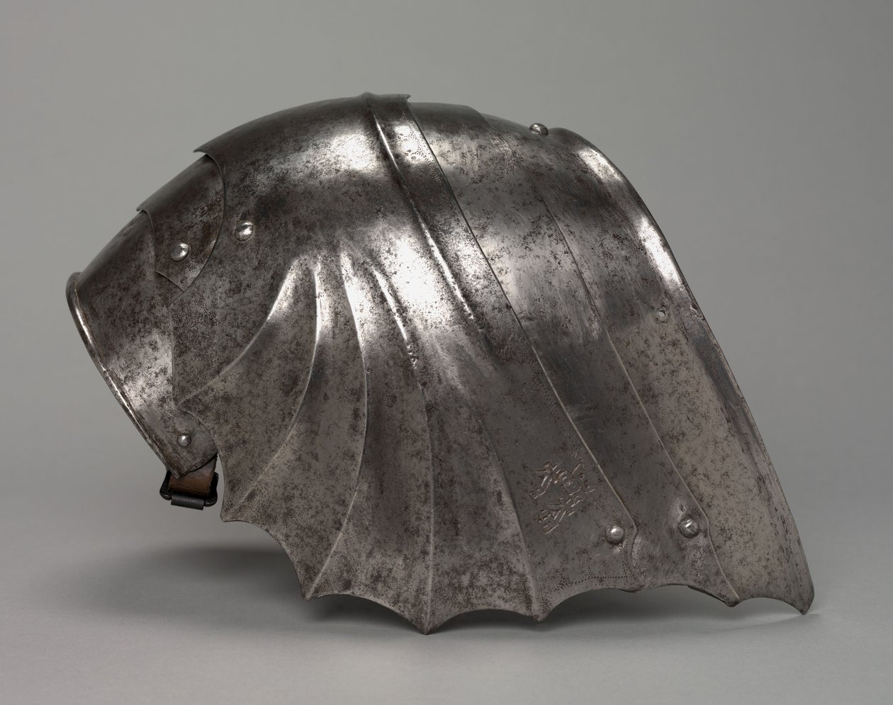 Gothic fan-shaped pauldron by Antonio Missaglia