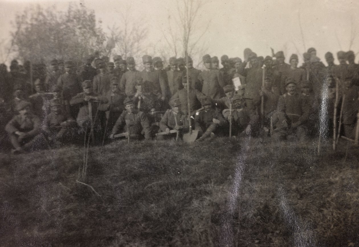 Album of the First World War in Friuli-Venezia Giulia: group portrait of the soldiers of the Infantry 112.mo with spades near the River Tower by Bourbon Del Monte