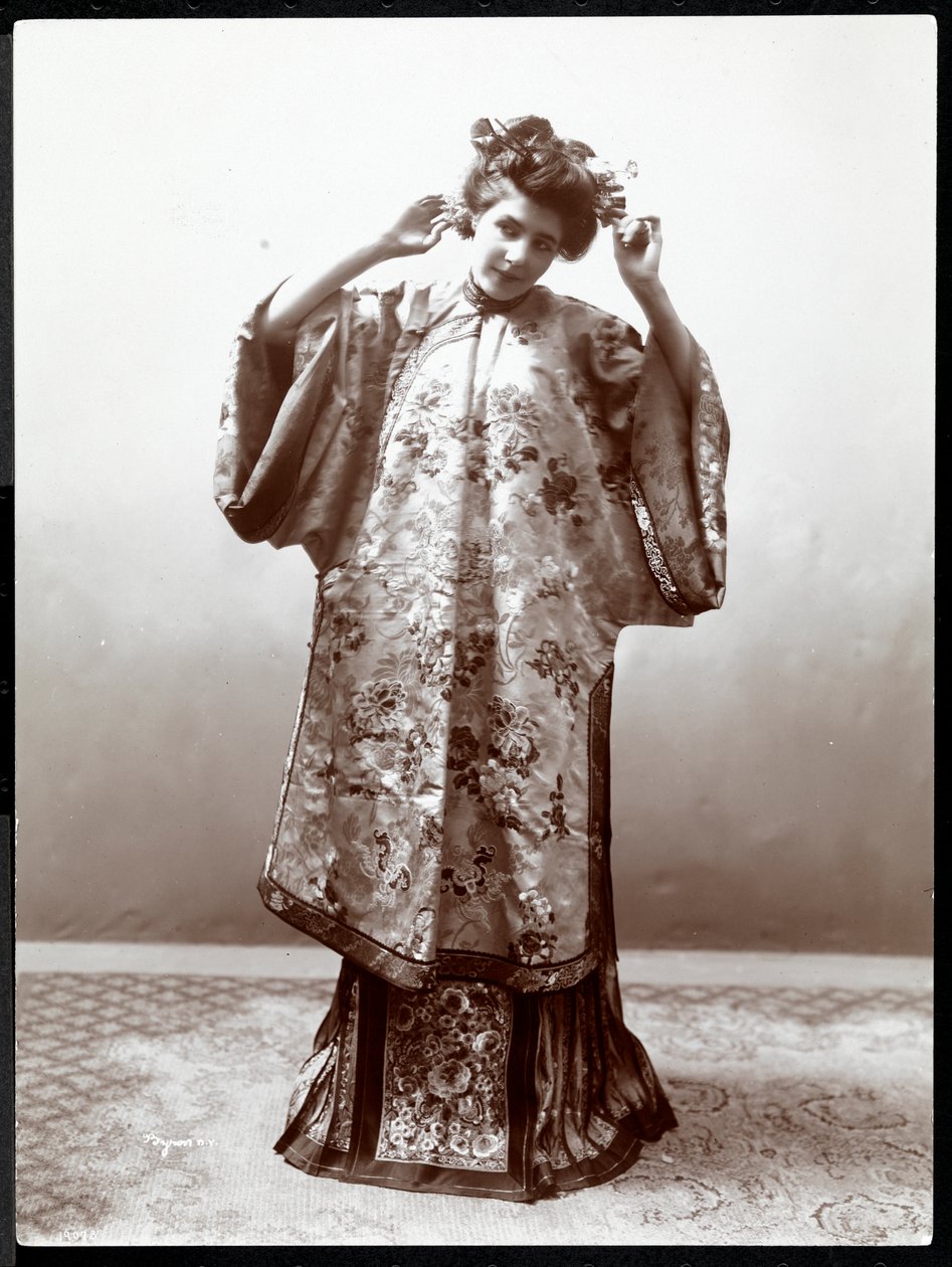 A woman modeling a Japanese kimono, New York, 1904 by Byron Company