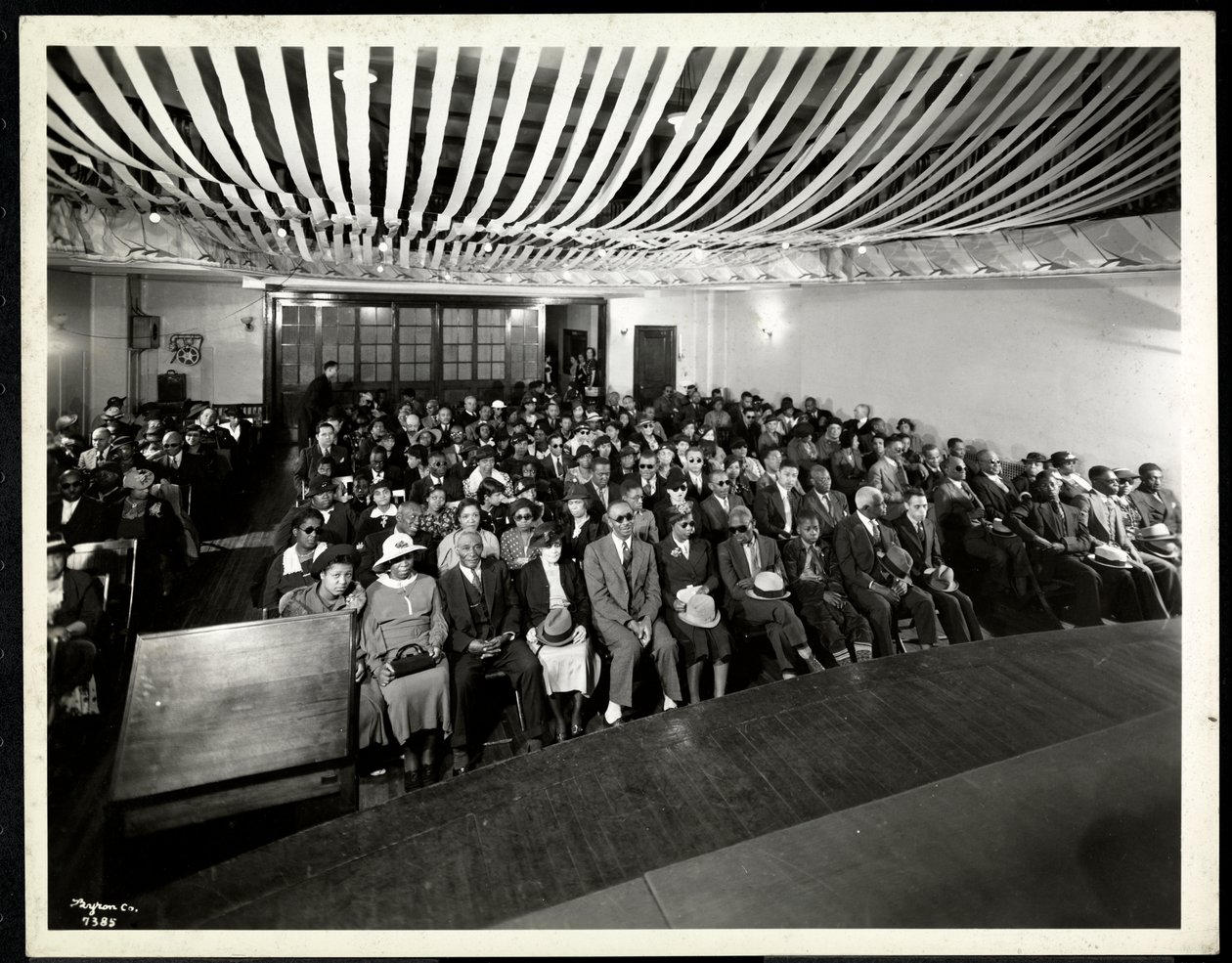 Aufgenommen von der Bühne eines Publikums bei einer farbigen Party im Auditorium der New York Association for the Blind, 111 New York East 59th Street, New York, 1937 von Byron Company