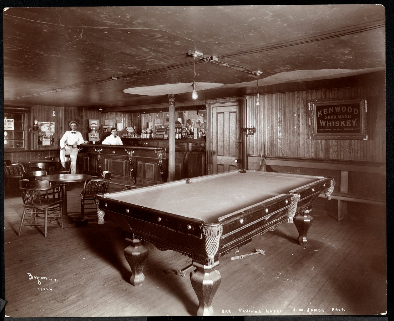 The bar at Janer