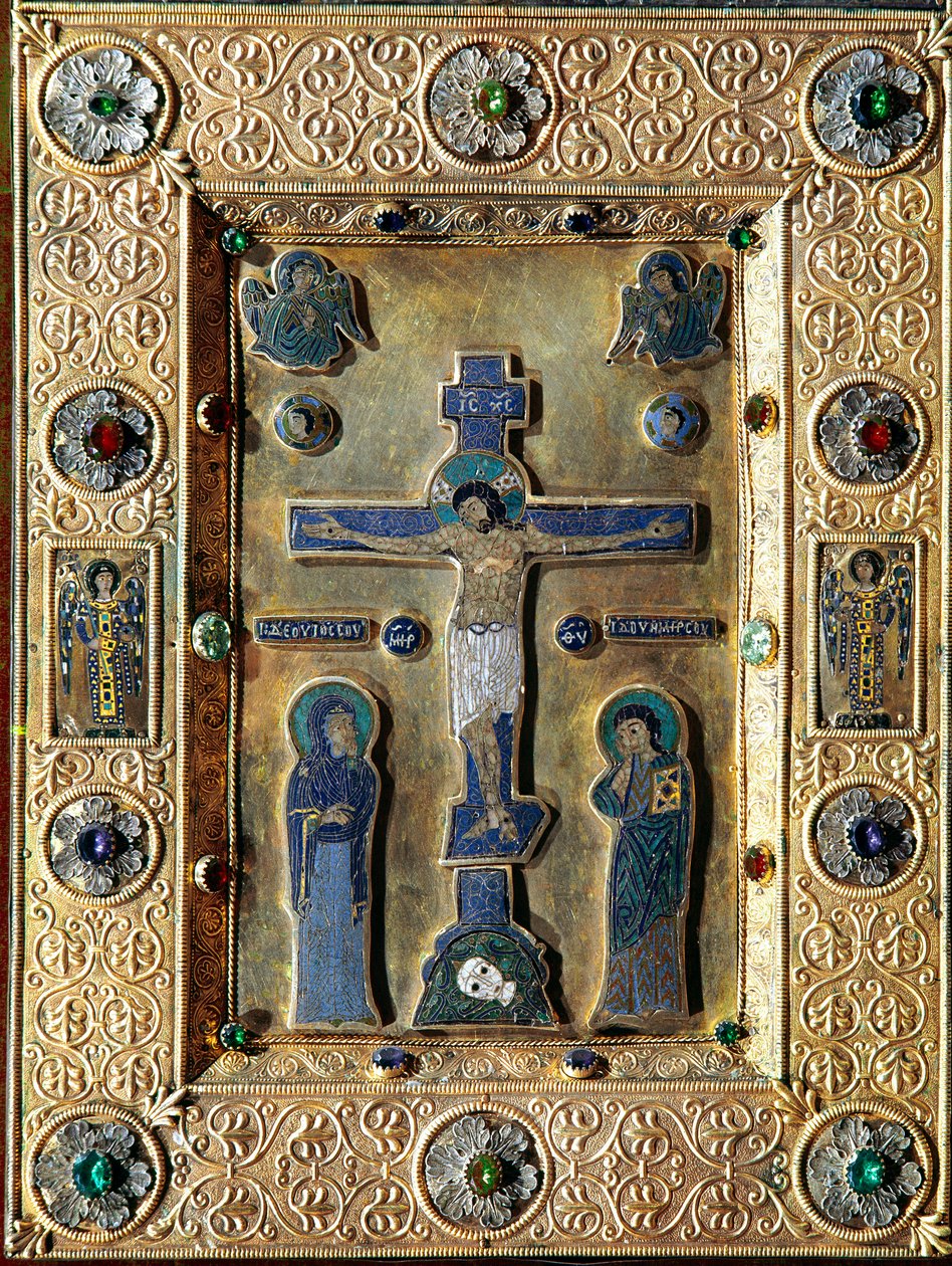 Evangelical of gold and enamel decorated with gold leaves repels with filigree crucifix representing the Virgin and Saint John by Byzantine