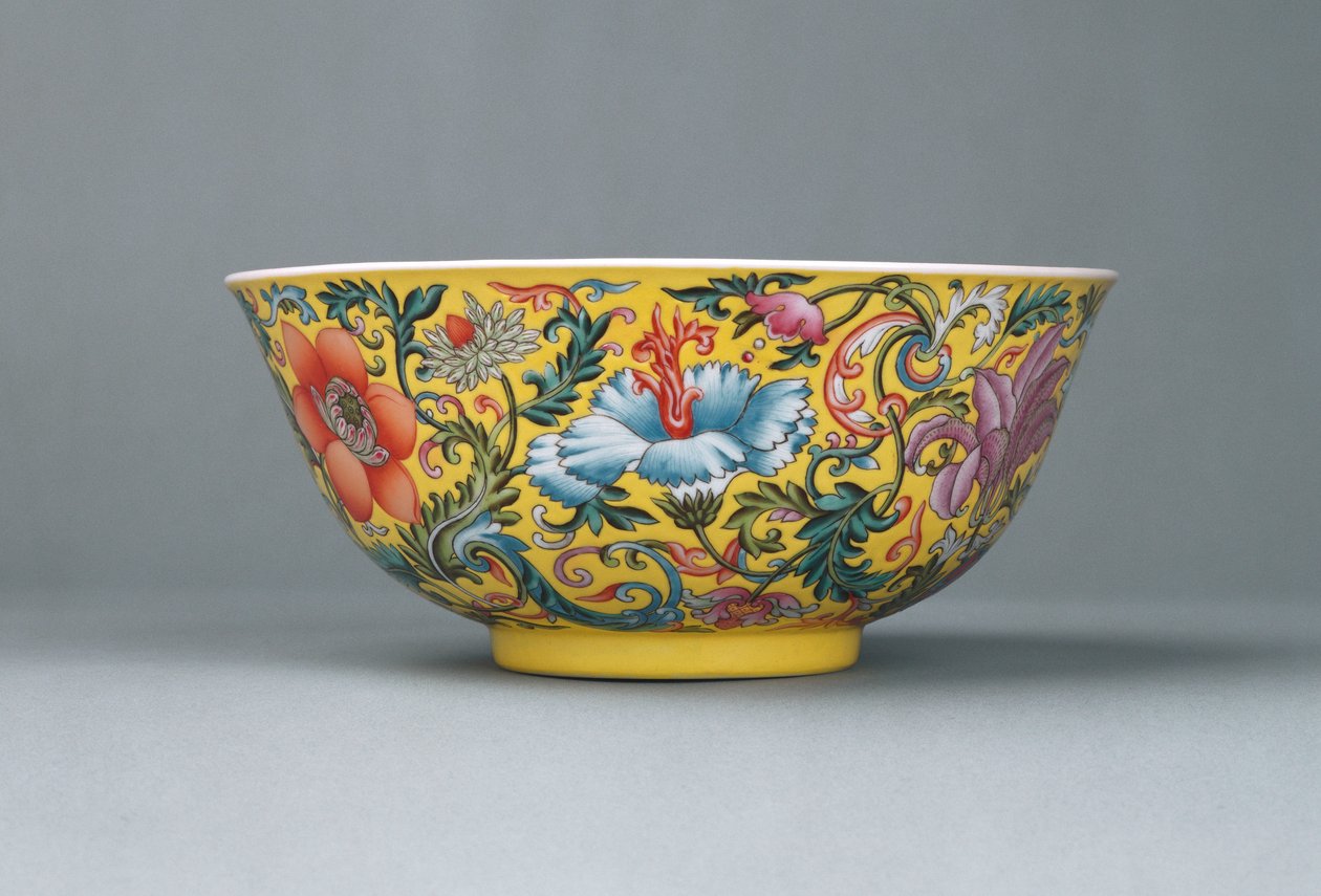A fine famille rose yellow-ground bowl, 1821-1850 by Chinese School