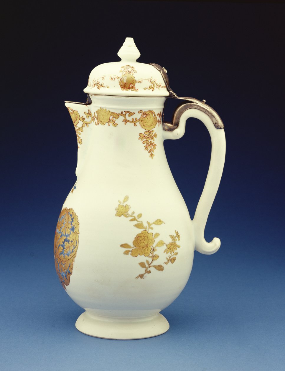 Coffee pot of Meissen form decorated predominantly in gilt with the arms of Gustav Gabriel Loodh, Qianlong period (side view of 210133) by Chinese School