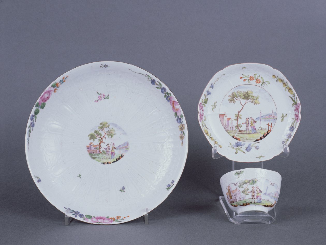Worcester teabowl and saucer and dish, chinoiserie decoration by English School