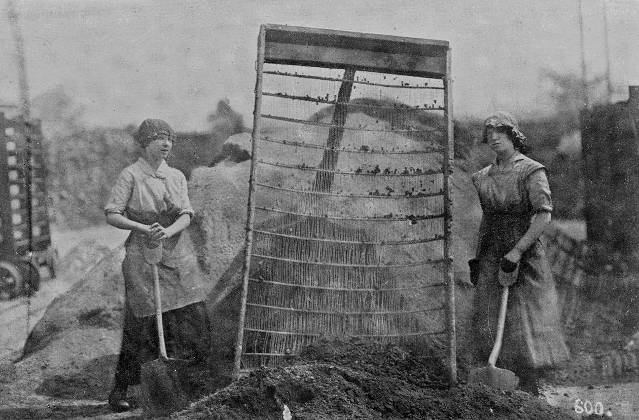 Riddling Cinders, War Office Photographs, 1916 by English Photographer