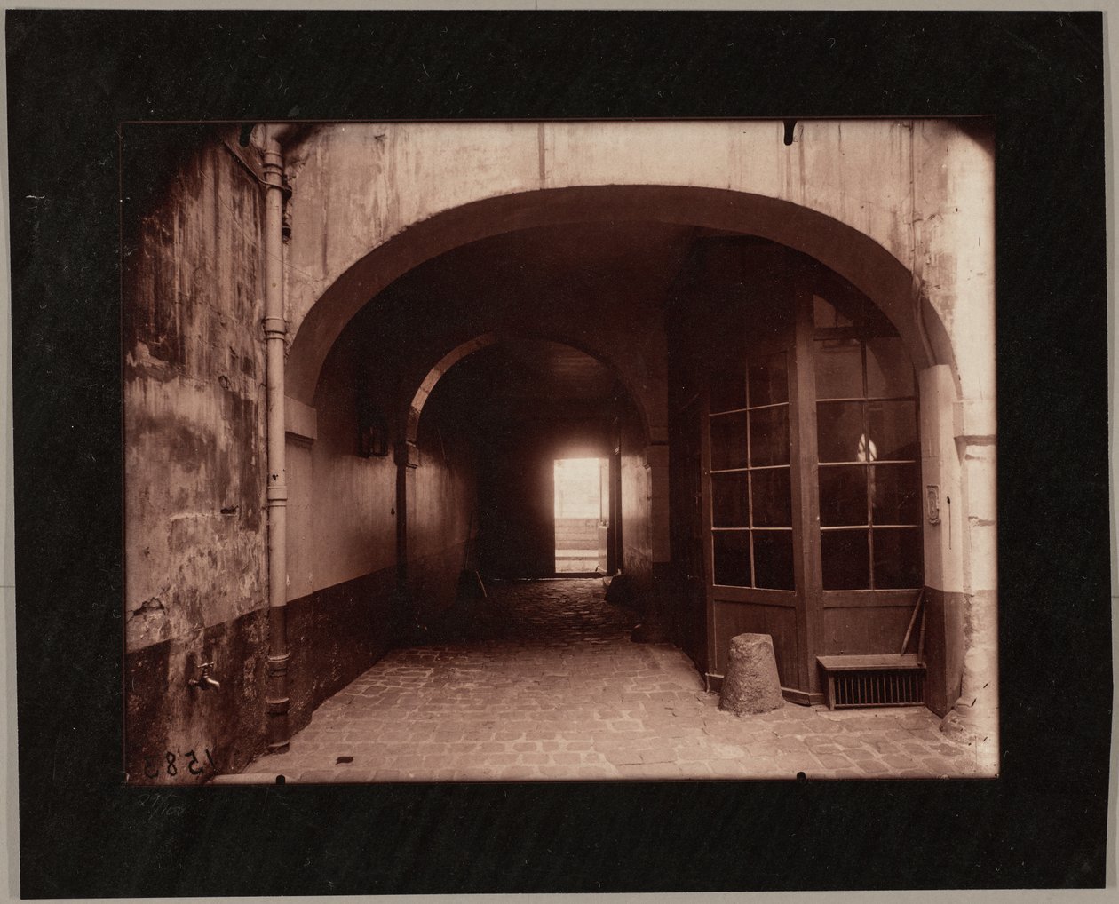 Old Gaillardon Hotel, Courtyard, 27 Quai d