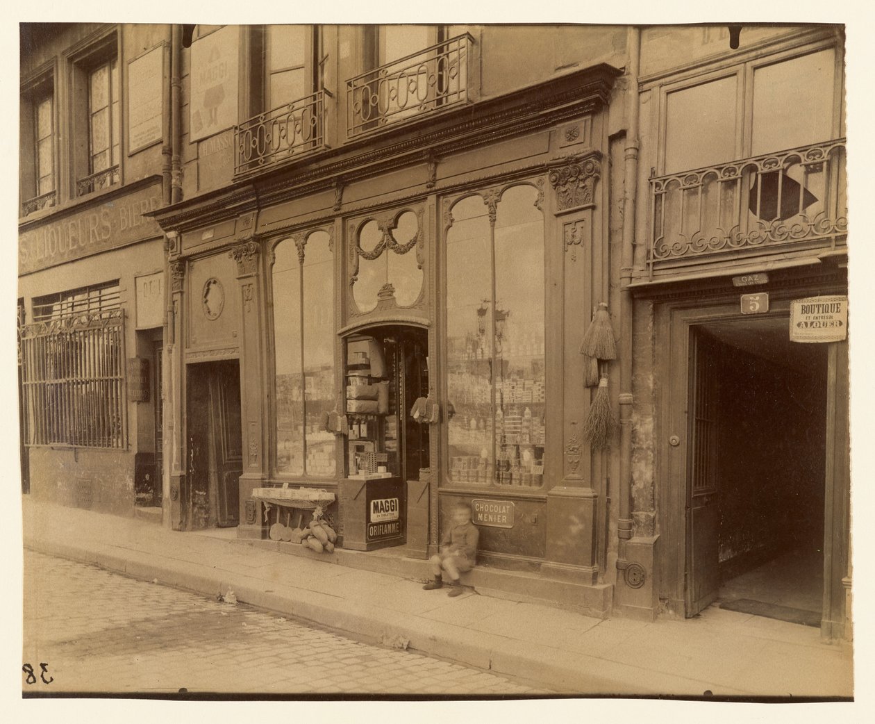 Boutique Louis XVI, 3 quai Bourbon by Eugène Atget
