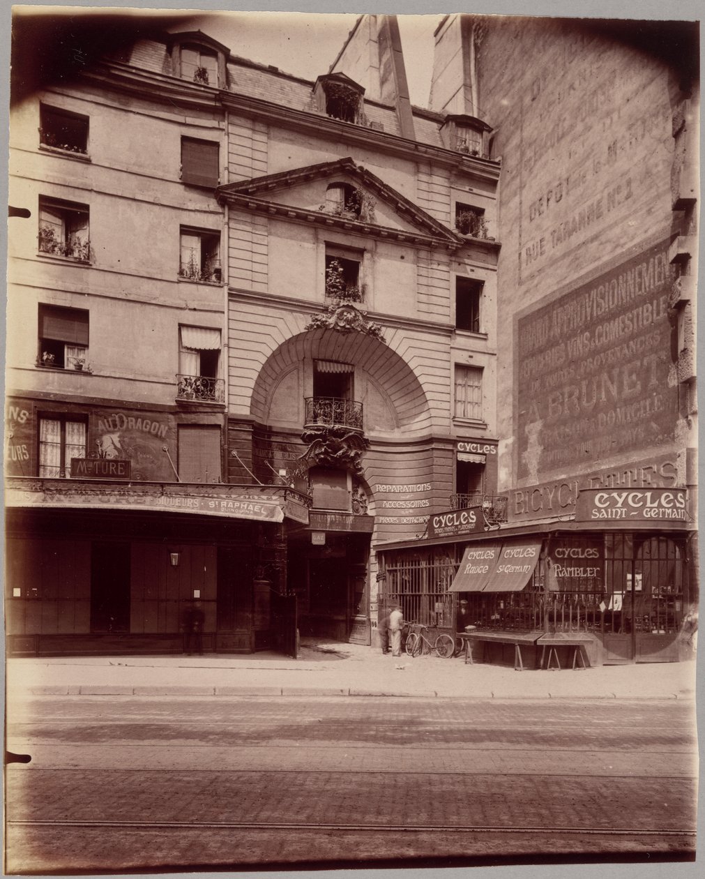 Cour du Dragon by Eugène Atget