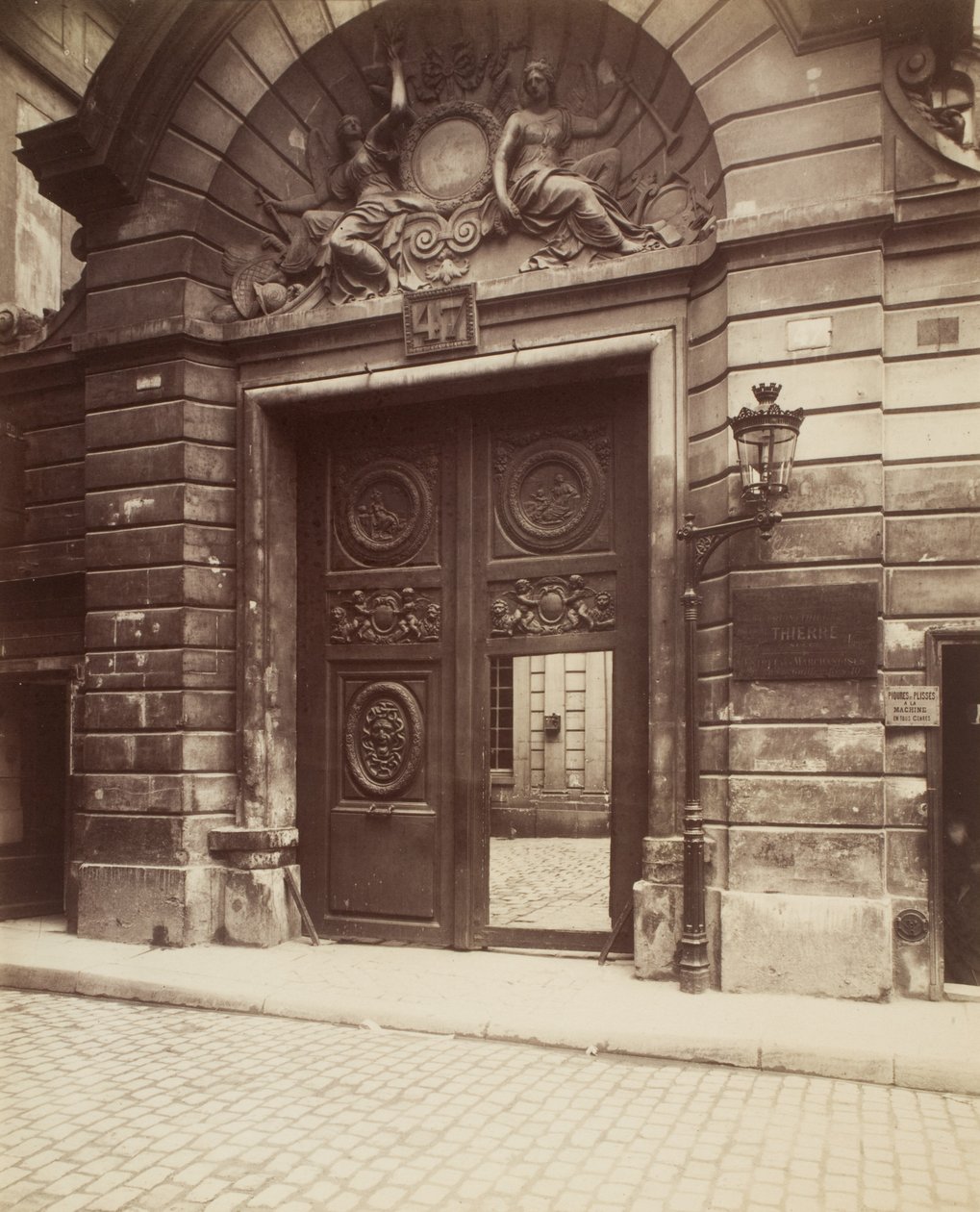 Hotel des Ambassadeurs de Hollande, 47 rue Vieille-du-Temple, 1900 by Eugène Atget