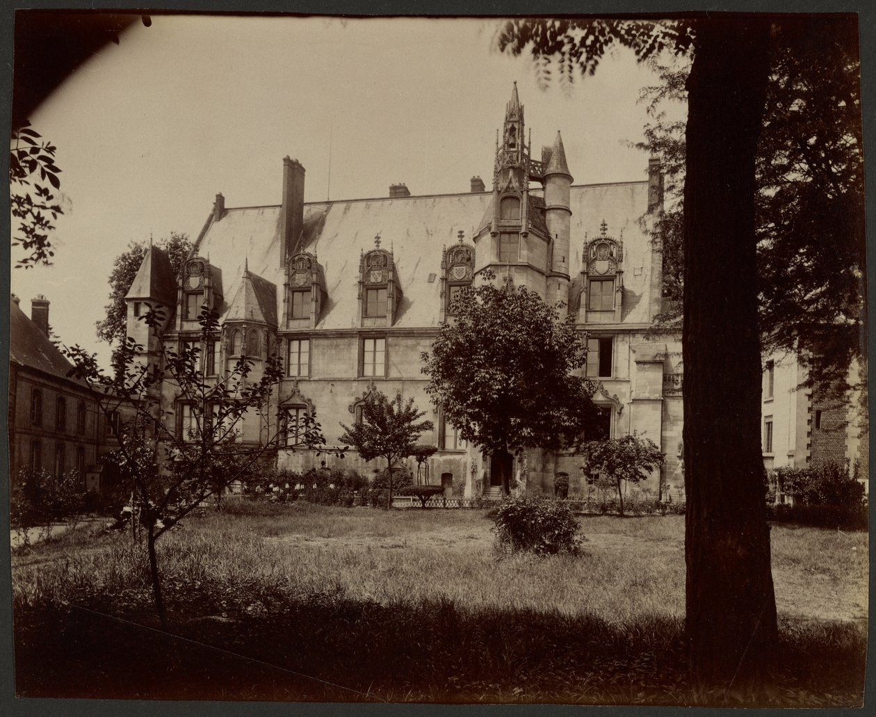 Beauvais, Palace of Justice by Eugène Atget