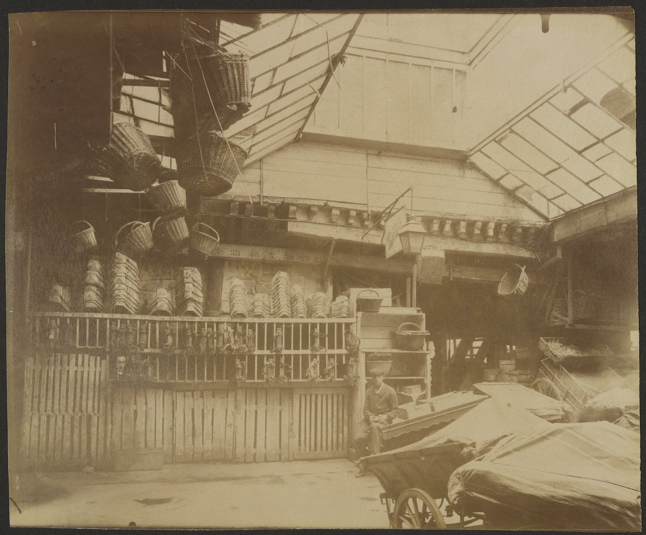 Inn of the Helmet, 5 Rue Pirouette (1st) by Eugène Atget
