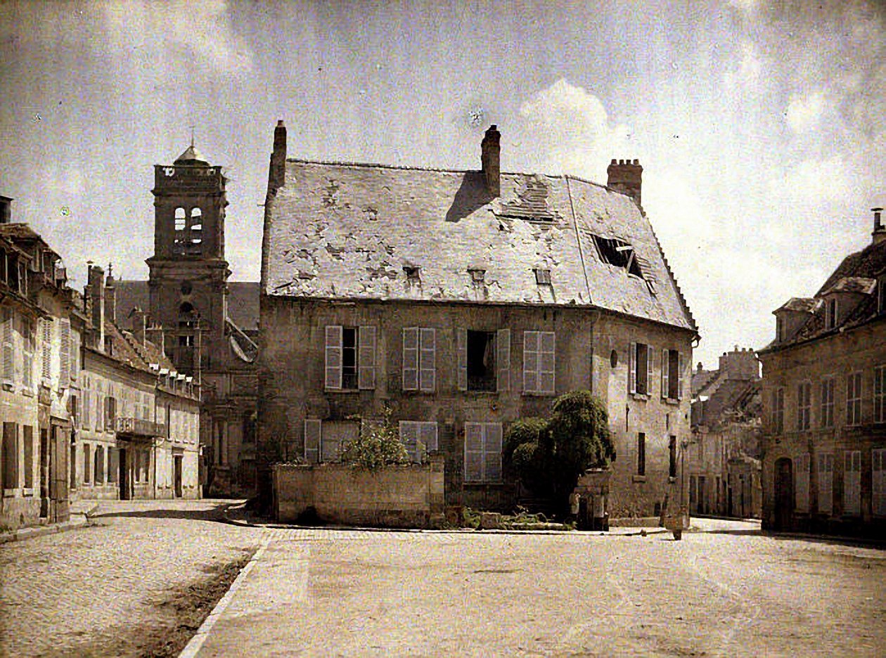 House with damaged roof, Soissons, Aisne, 1917 by Fernand Cuville