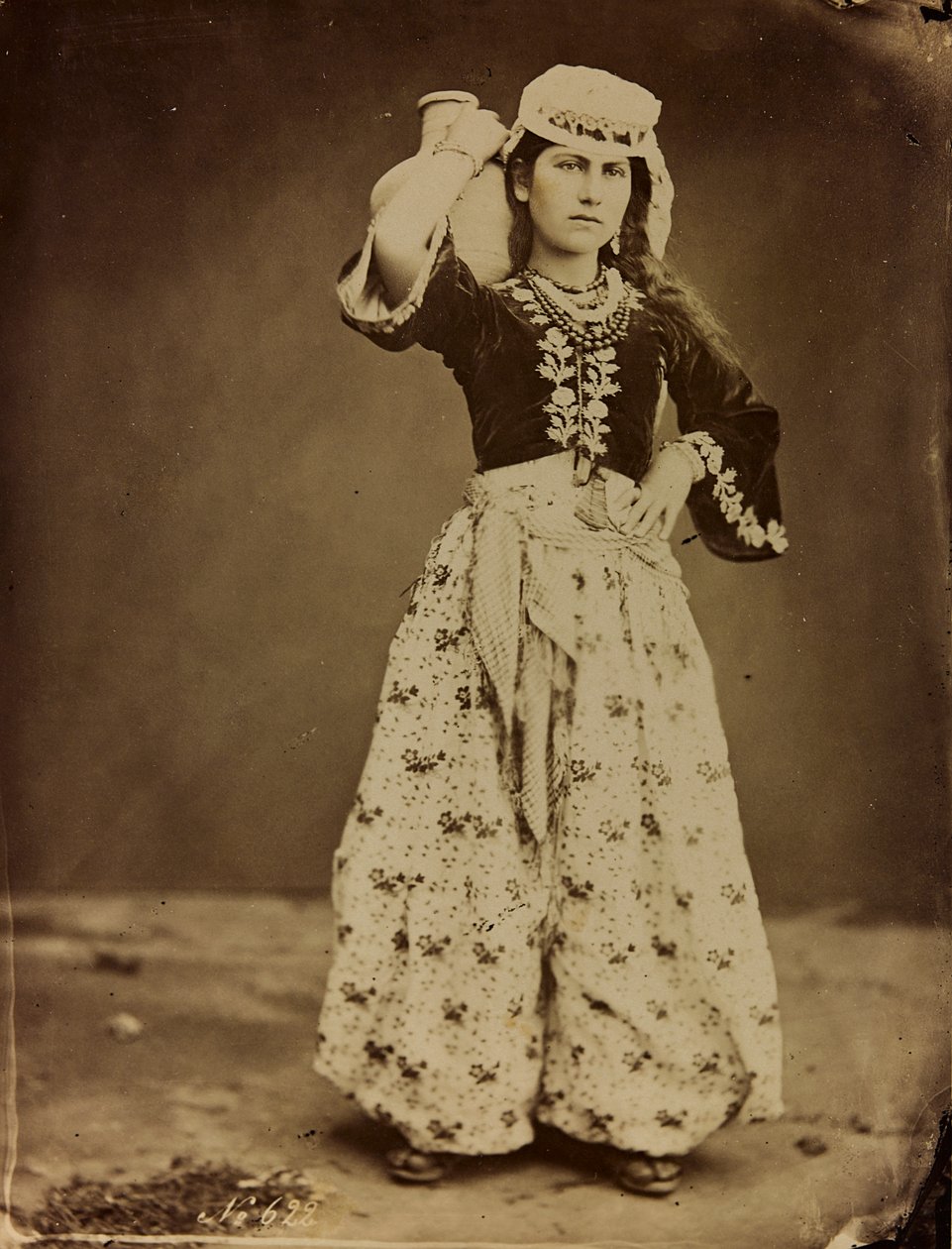 Album Damas et Baalbek: Young Syrian woman in traditional clothes by Félix Bonfils