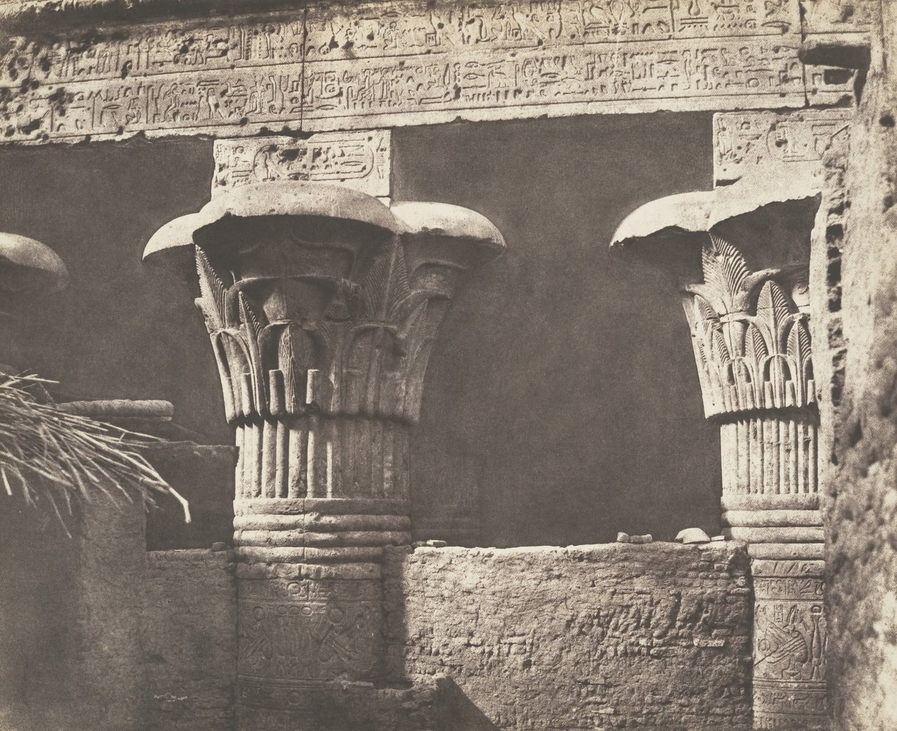 Esneh Latopolis, Construction Ensablée - Architrave, Shafts and Capitals by Félix Teynard