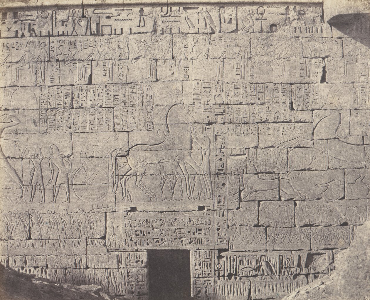 Médinet-Abou Thèbes, Constructions Postérieures - Fragment de Sculpt by Félix Teynard