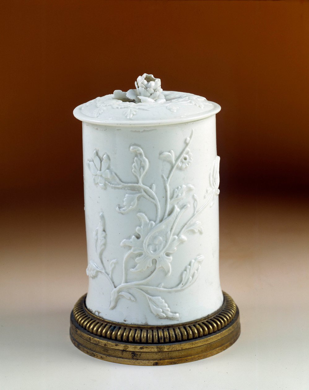 Art France: tobacco pot mounted in gold bronze. Soft porcelain of Saint Cloud by French School