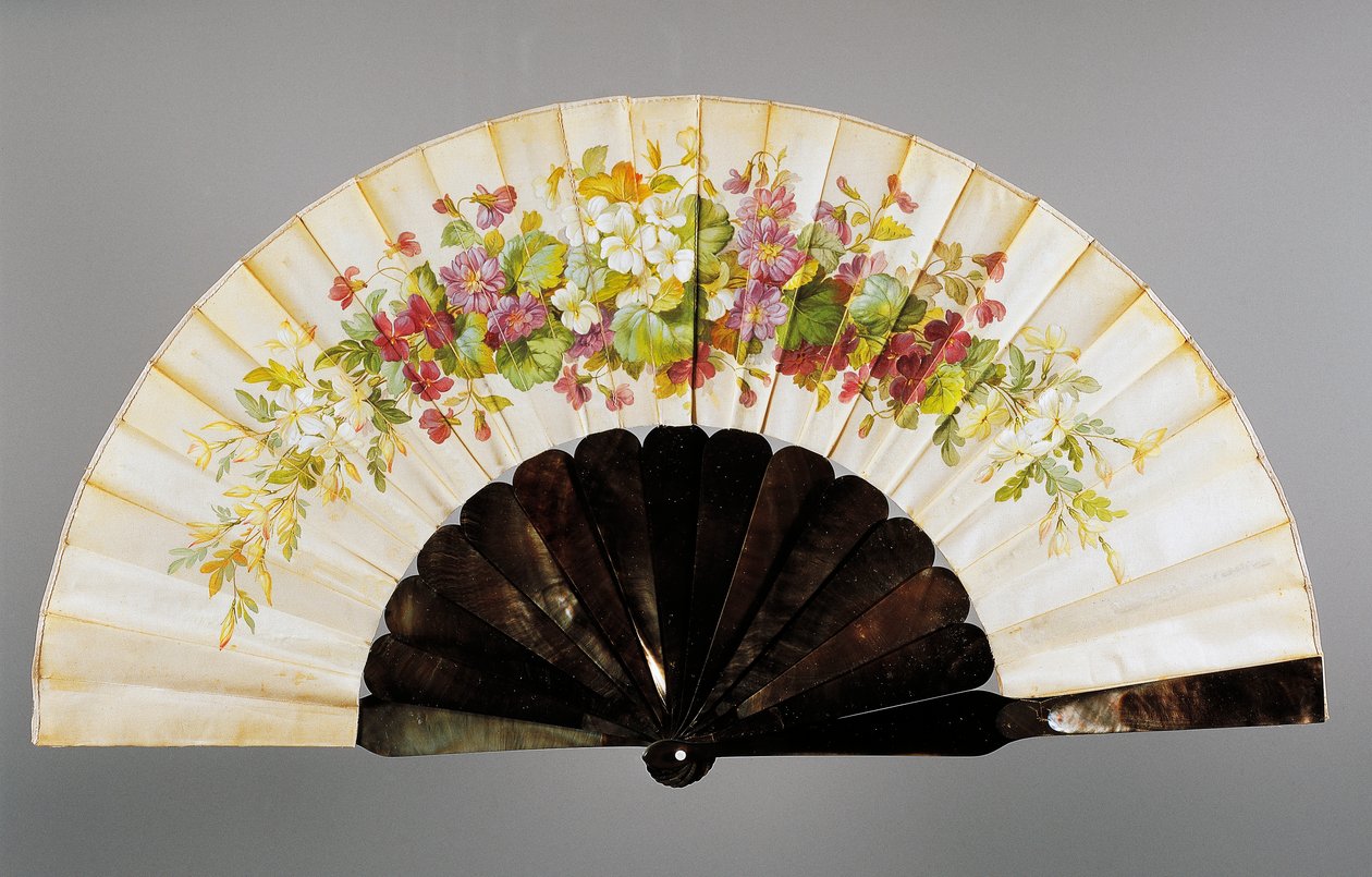 Hand fan with floral motifs by French School