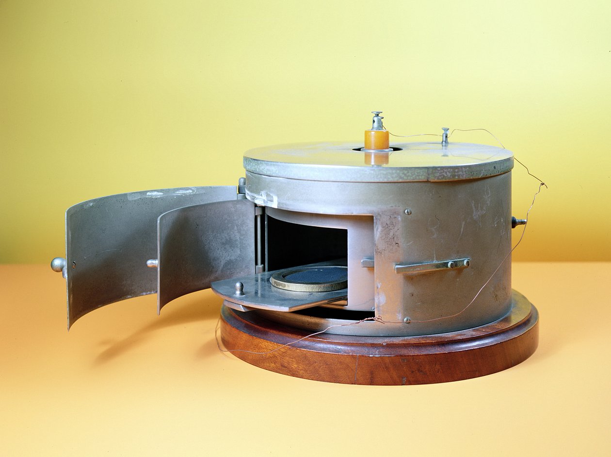Ionisation chamber devised by Marie Curie by French School