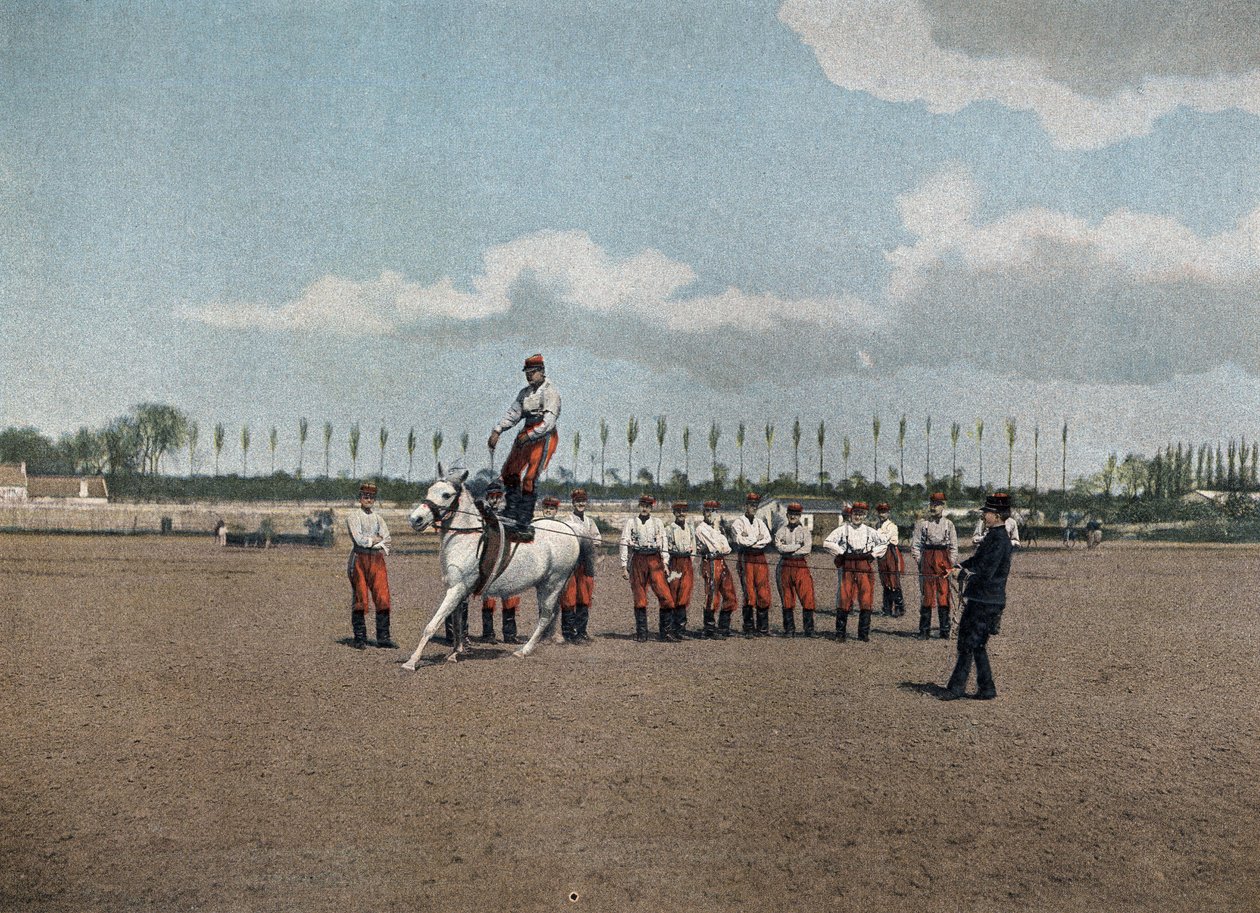 Special military school of Saint-Cyr (Saint Cyr), internal service: Aerobatic. The riders of the section exercise all aerobatics exercises to make them very flexible until they jump, with their weapons, on a horse pack, galloping. In 